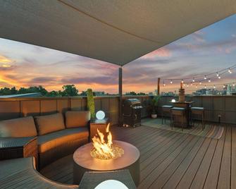Rooftop Escape featuring City & Mountain Views a Short Walk to Empower Field! - Denver - Balcony
