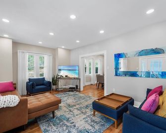 Charming 3-Bedroom Home in historic Harpers Ferry: Pet Friendly! - Harpers Ferry - Living room