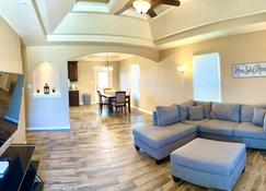 Charming 3 Bedroom home in great neighborhood - Eagle Pass - Sala de estar