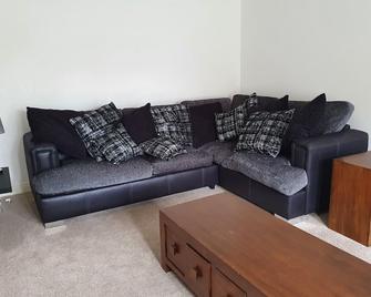 Beverley Central Townhouse Free Parking Sleeps 8 - Beverley - Living room