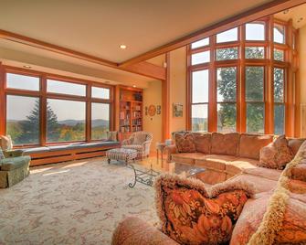 Amazing Estate on 100 Acres with Swimming Pool and 10 BRs - Newfane - Sala de estar