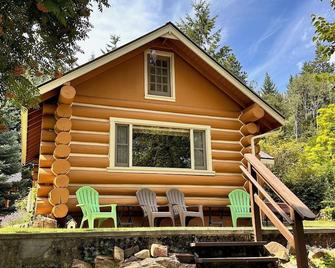 Rustic Waterfront Log Cabin - Kaslo - Patio