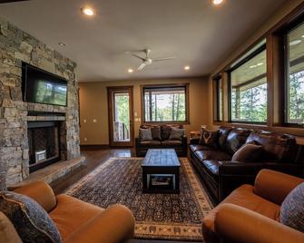 Wild and Scenic Middle Fork River near Glacier National Park - Hungry Horse - Living room