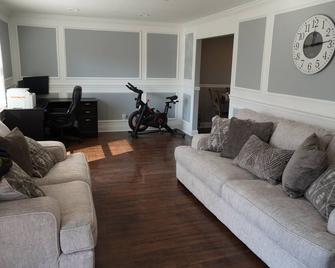 3 Bedroom,2 Full Bath.Dedicated Workspace - Williamstown - Living room