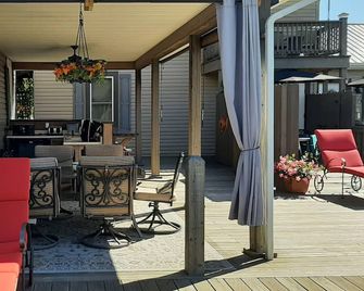 Private River View Suite. This apartment is all about privacy and view. - Confluence - Patio