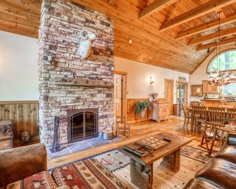 Family Reunion Escape: Warm 3br Chalet - Harpers Ferry - Living room