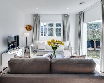 Gem on Gillean - Havelock North Holiday Home - Havelock North - Living room