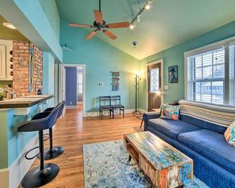 Modern Home with Backyard, 1 Mi to Dtwn Sturgeon Bay - Sturgeon Bay - Sala de estar