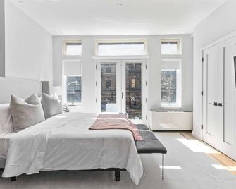 Luxe Studio with Charming Juliet Balcony - New York - Bedroom