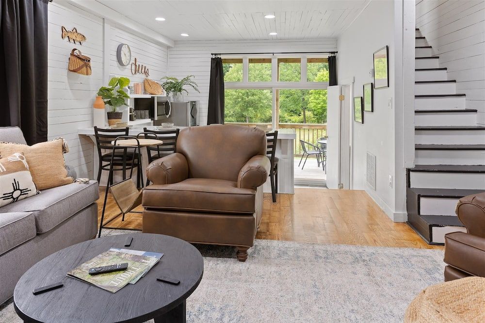 Spacious riverfront cottage with full kitchen, cozy charm, and Casselman views.