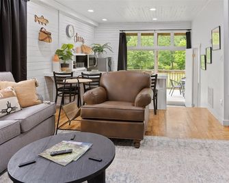 Spacious riverfront cottage with full kitchen, cozy charm, and Casselman views. - Grantsville - Sala de estar