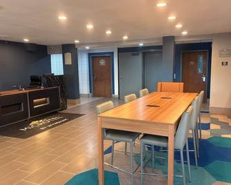 Microtel Inn & Suites by Wyndham Denver Airport - Denver - Dining room