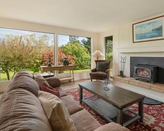 Pet-Friendly home w/ Hot Tub (Mitchell Bay Shores) - Friday Harbor - Salon