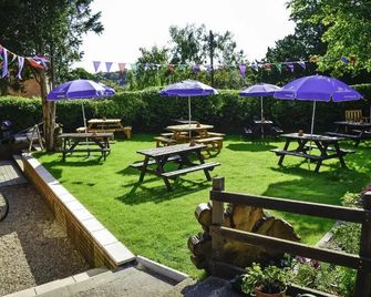 Waverley Inn - Newport - Binnenhof