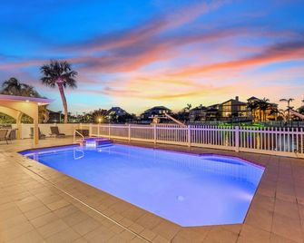Water Front Home with Heated Pool & Hot Tub, 2 Master Suites & a Floating Dock - New Port Richey - Pool