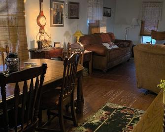 Family retreat! Comfortable Country Farmhouse 5 minutes south of Sparta. - Sparta - Sala pranzo