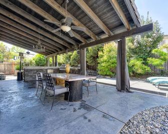 Wind House Luxury Next To Downtown Oldtown Airport Sleeptrain Arena Pool Sauna - 薩克拉門托 - 天井