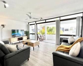 The Noosa Apartments - Noosa Heads - Living room