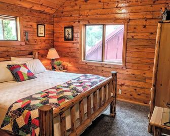 Log Cabin, sleeps 13, near Cedar City Utah - Cedar City - Bedroom