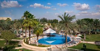 فندق ميلينيوم سنترال المفرق - أبو ظبي - حوض السباحة