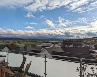 Penthouseferienwohnung mit Taunusblick - Usingen - Balkon