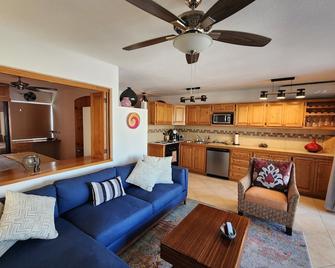 1-bedroom condo. Gated complex with pool. Easy walk to eateries, beach, shops - San José del Cabo - Stue