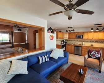 1-bedroom condo. Gated complex with pool. Easy walk to eateries, beach, shops - San José del Cabo - Sala de estar