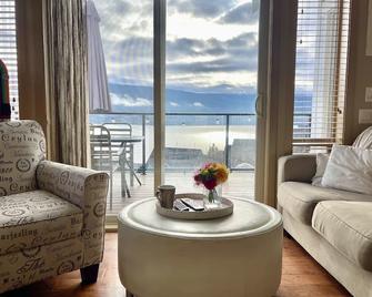 Glorious Lake View 3 Bedroom Vacation Home. - Fintry - Living room