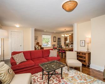 Boho Style, Cozy Home, Big Kitchen, Spacious Near Hot Springs and Winery - Rifle - Sala de estar