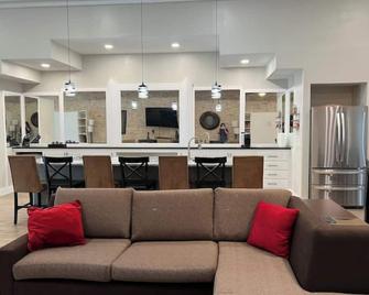 The Heart Of Preston Vacation And Event Center - Preston - Living room