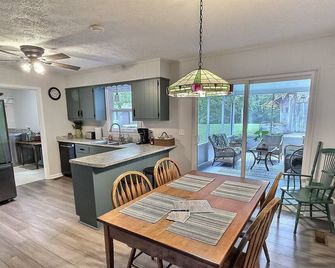Updated Cottage, Screened Patio, Near La - Cadiz - Restaurant