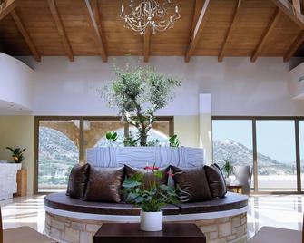 فيليون سويتس ريزورت آند سبا - رثيمنو - غرفة معيشة