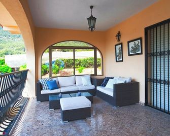 Spectacular villa with Jacuzzi, in avocado estate, capacity for 19 people - Polop - Balcón
