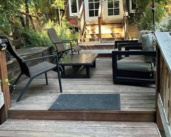 Cozy Creekside Cabin in Santa Cruz Mountains - Soquel