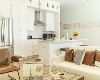 Downtown Woodstock - Open Concept and Natural light- Metro Atlanta Townhome - Woodstock - Huiskamer