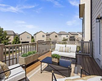 Ashburn: Suburban, Work Friendly, & Near DC - University Center - Balcony