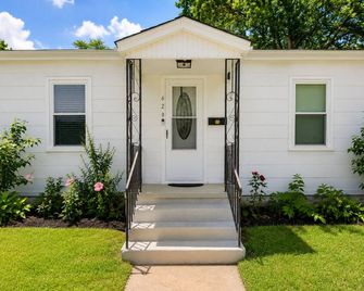 Modern Cozy Cottage Minutes to Lake & Downtown - El Dorado - Gebouw