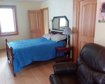 Berkshire Ashmere Lake lodging. Quiet room, Fantastic sunsets. - Hinsdale - Habitación