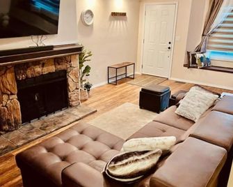 Rustic-modern style Alaskan retreat - Anchorage - Sala de estar