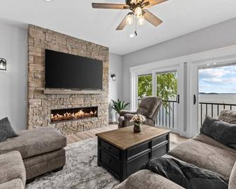 Enjoy Sunsets at Fully Equipped 4BR-Lake Champlain - Colchester - Living room