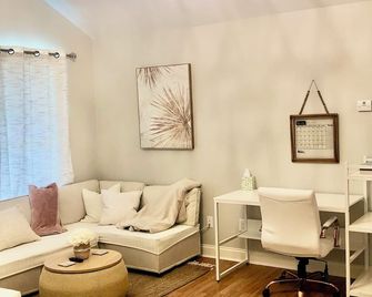 Cozy house in Florence SC - Florence - Living room