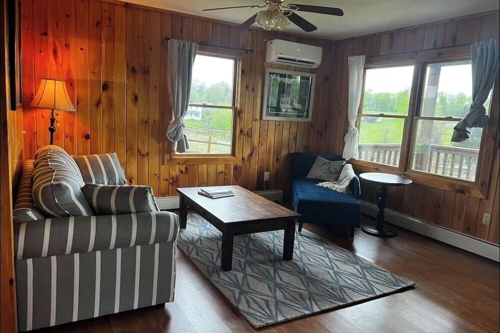 Cozy cabin on a homestead surrounded by animals - enjoy a fire pit & fresh eggs
