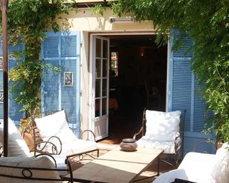 Auberge des Glycines - הייר - פטיו