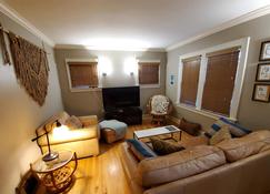 Fully furnished 3BR home in trendy Benson w/ restaurants + - Omaha - Living room