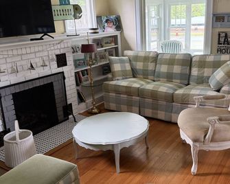 Walk to Everything/Large Fenced Yard/Enclosed Front Porch/Central Air - Charlevoix - Living room