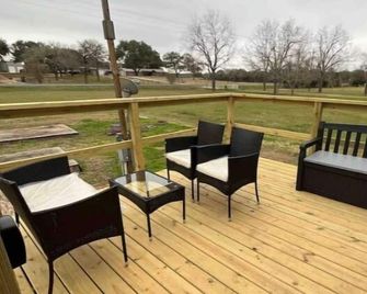 Cozy tiny house on a farm with a large deck to watch the sunrise and sunset.! - Brenham - Parveke