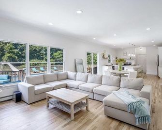 Newly renovated Westhampton escape near beach - Westhampton - غرفة معيشة