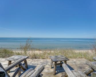 4-Season Gold Coast Cottage, 2 Mi to Winter Sports - Muskegon - Beach