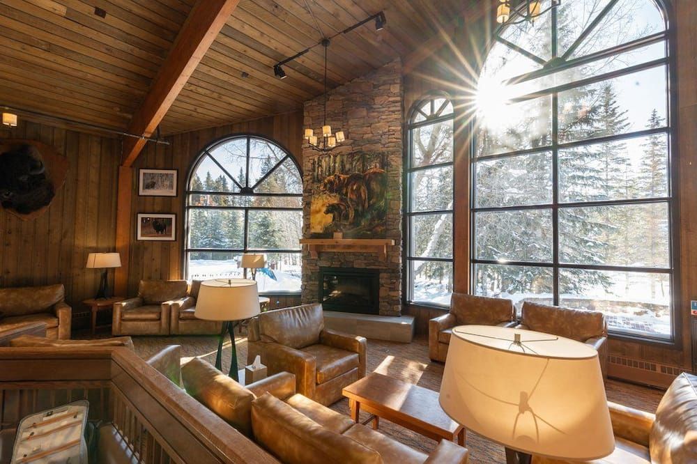 Bright Mountain Suite with Balcony - Lake Louise - Lounge