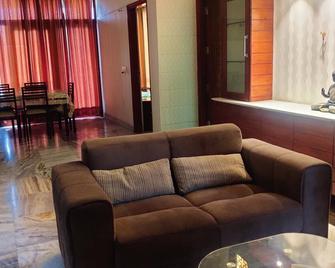 Spacious 3-bedroom apartment with AC, WiFi in tranquil Ludhiana - Ludhiāna - Living room